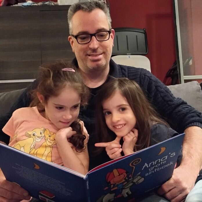 Randy Vanderputte leest voor aan zijn dochters